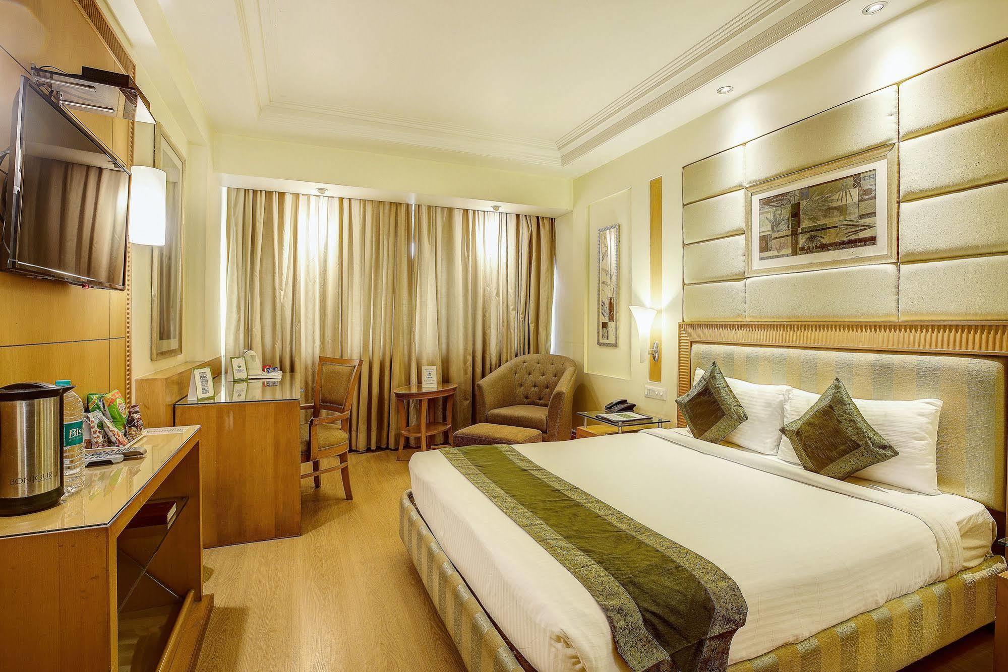 Hotel Western Court Chandīgarh Exterior foto