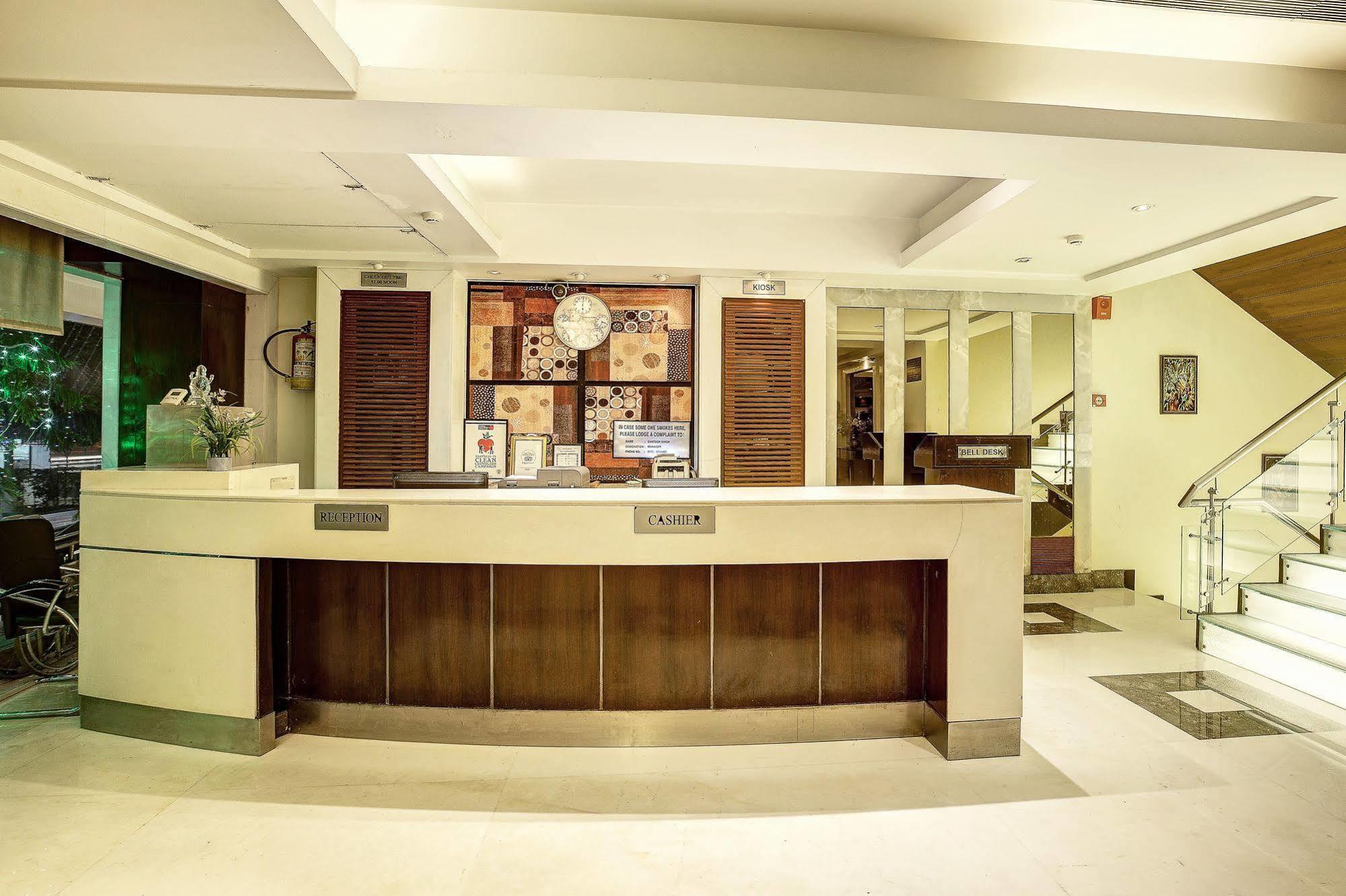 Hotel Western Court Chandīgarh Exterior foto